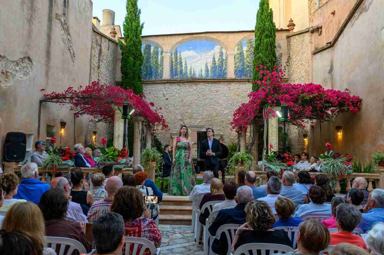 Actuación de la soprano Natàlia Salom y el tenor José Manuel Sánchez en el patio de Can Frau
