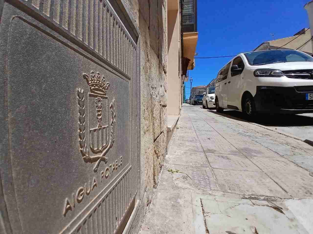 Detalle de arqueta de agua potable con el escudo de Felanitx en una acera del municipio