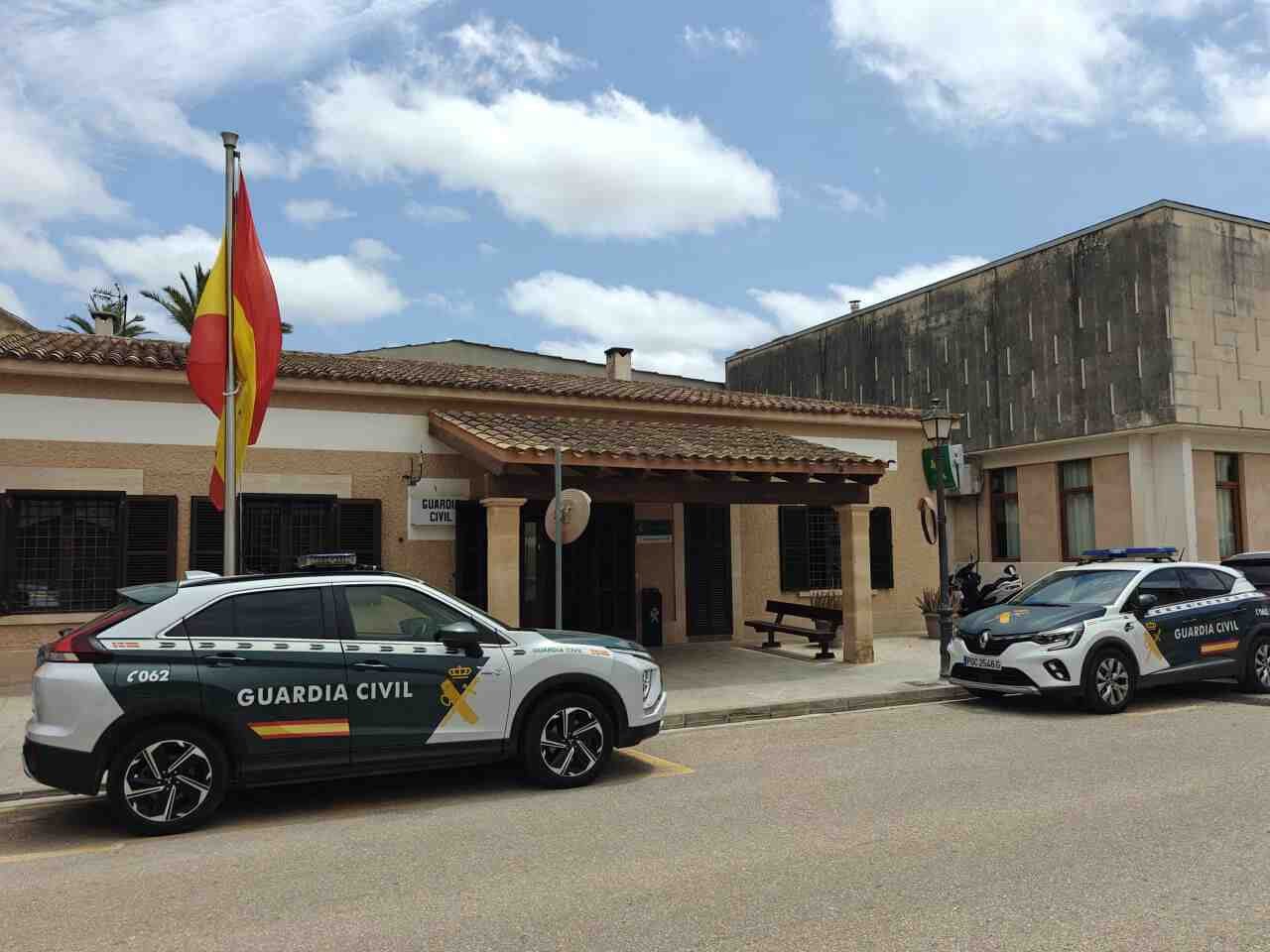 Dos coches oficiales de la Guardia Civil estacionados frente a la fachada del cuartel de Santanyí