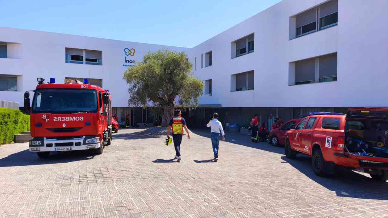 Camión y vehículos de los Bomberos de Mallorca desplegados en el patio exterior de la Residencia Seniors de Inca