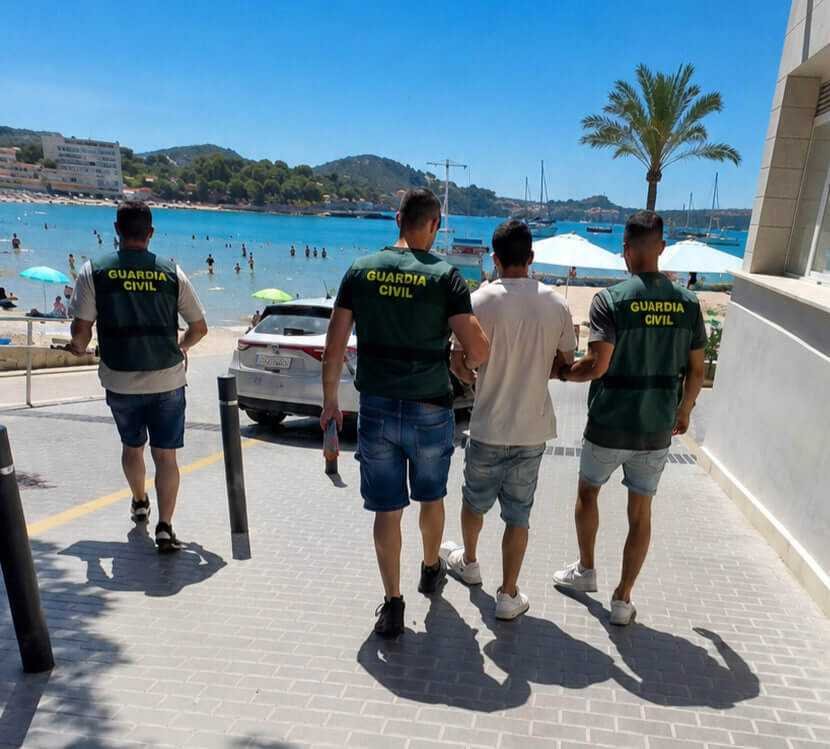 Tres agentes de la Guardia Civil custodian al implicado por el robo de 29 móviles hacia las dependencias policiales