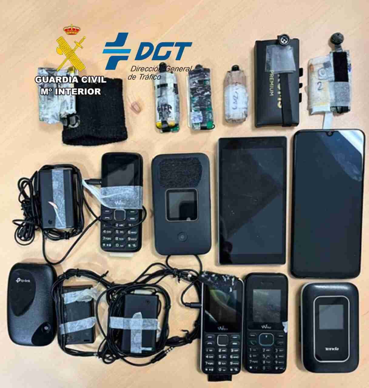 Conjunto de teléfonos móviles, cables y dispositivos electrónicos intervenidos por la Guardia Civil en Baleares