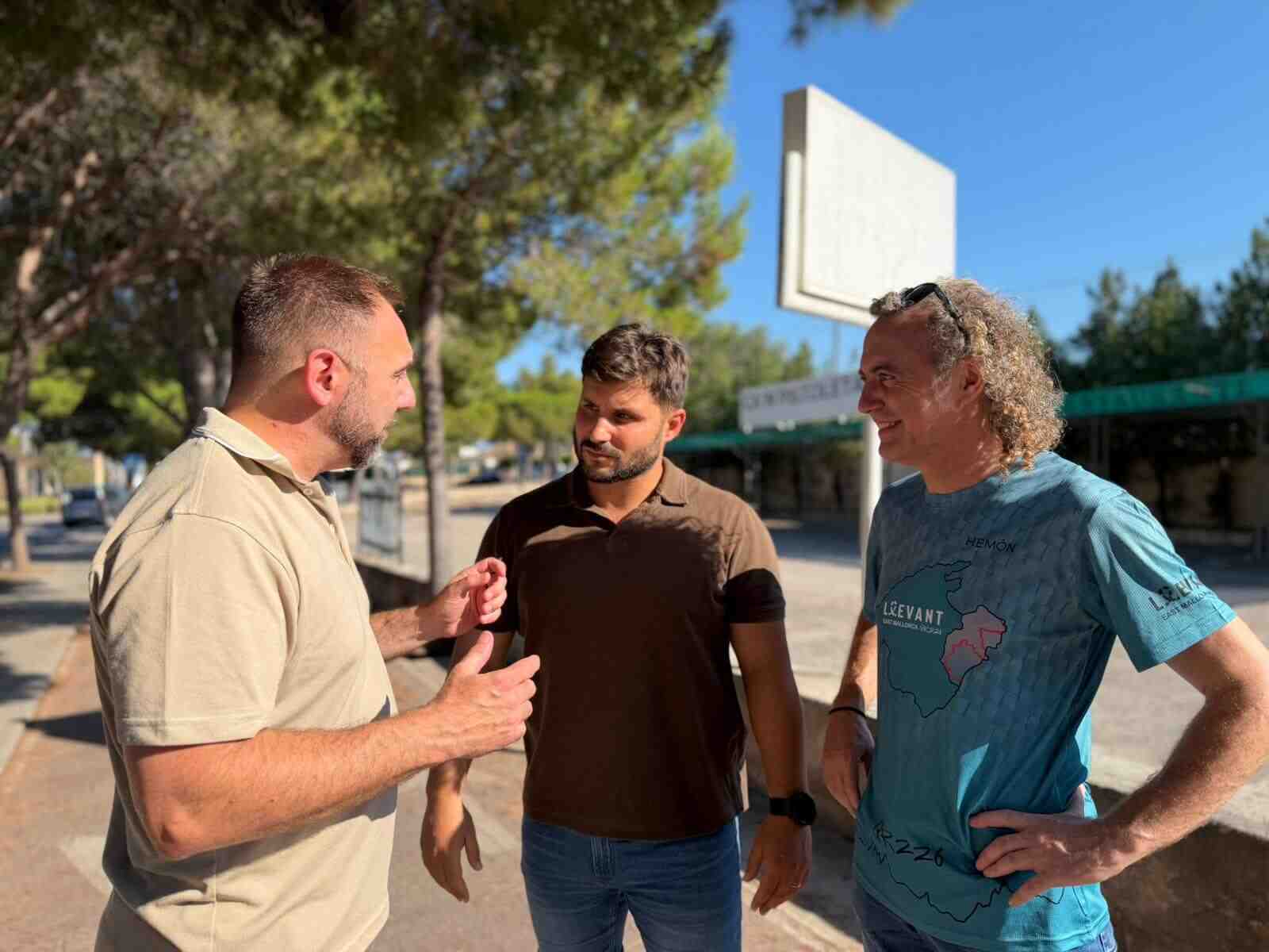 El concejal de Movilidad Bernat Grimalt explicando los detalles técnicos del carril bici al alcalde Pep Miquel Servera y a Jaume Servera