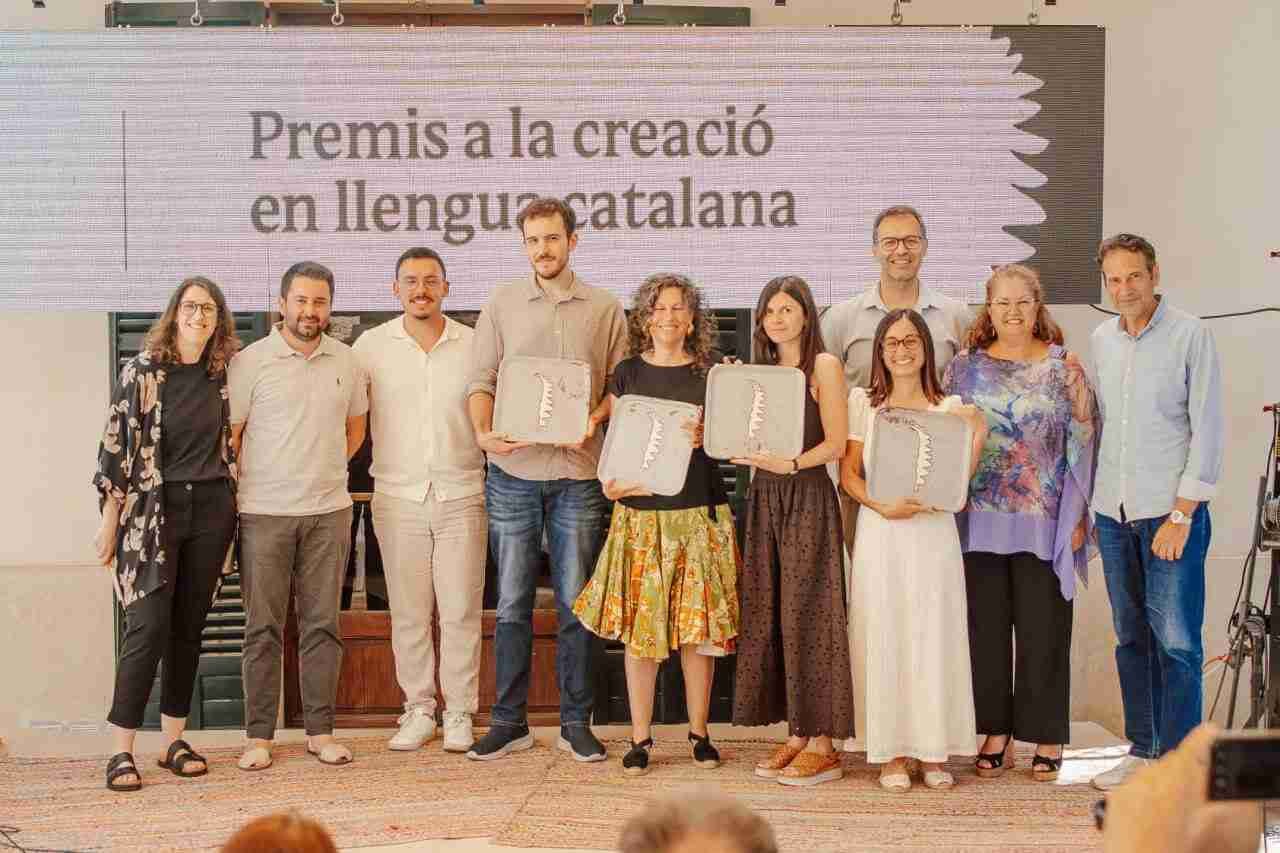 Foto de familia de los galardonados y autoridades en los Premios Ciutat de Manacor Literaris 2026