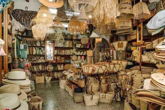 Interior de una tienda de productos tradicionales de mimbre y sombreros adherida a la campaña de bonos comerciales