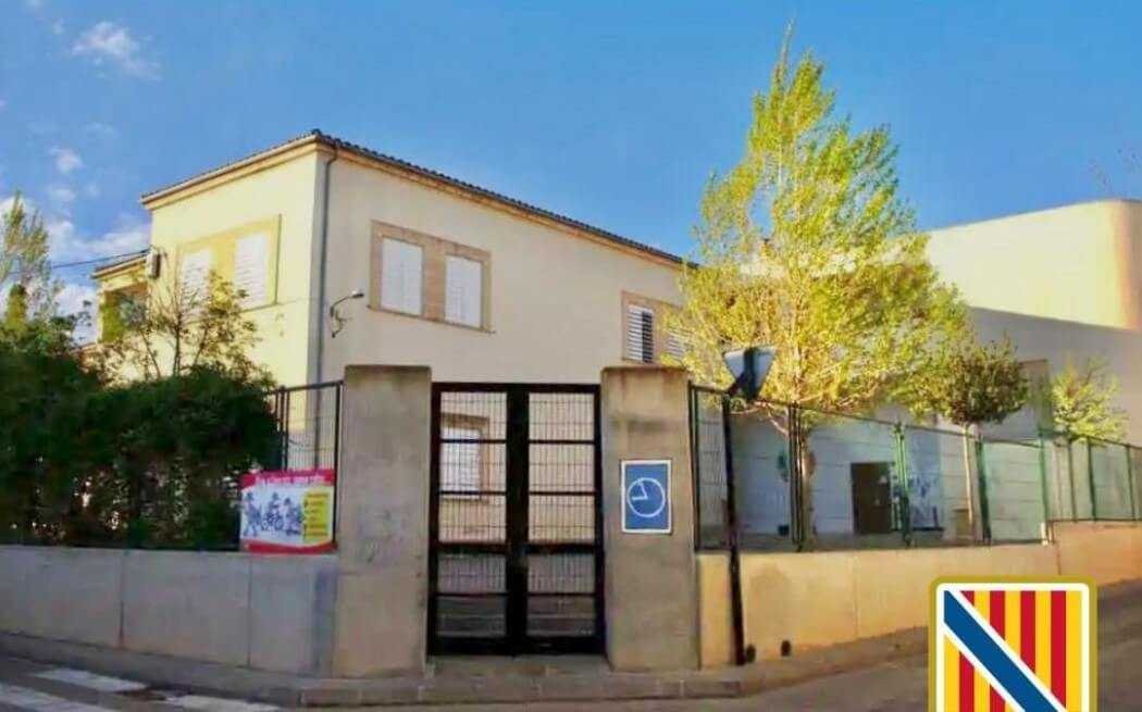 Edificio antiguo y accesos exteriores del CEIP Mestre Guillem Galmés en Sant Llorenç