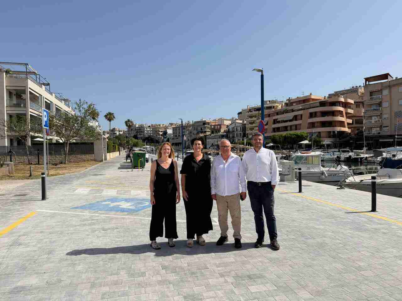Autoridades portuarias y locales posando en el nuevo muelle del paseo des Cap des Toll de Porto Cristo