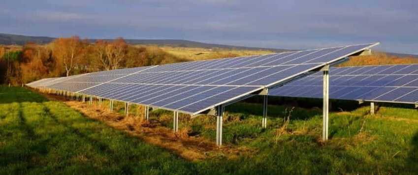 Paneles solares instalados en una zona de campo en Baleares