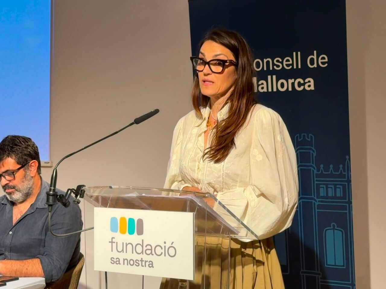 La alcaldesa socialista de Algaida, Margalida Fullana, hablando desde un atril de la Fundació Sa Nostra