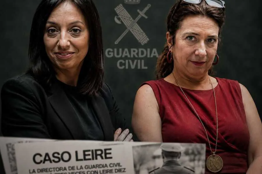 Mercedes González junto a Leire Díez en un cartel informativo sobre la investigación judicial