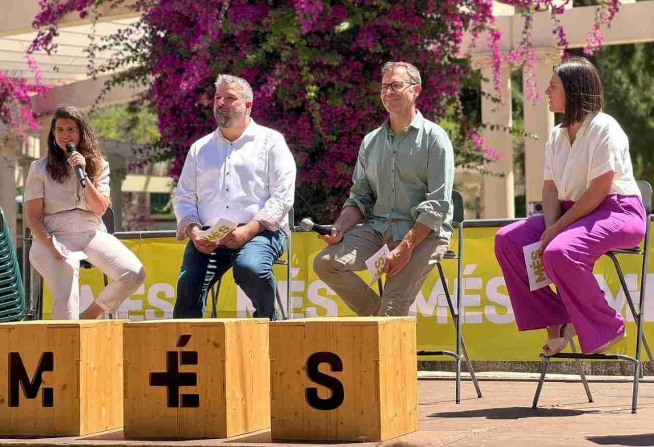 Miquel Oliver y otros tres candidatos de MÉS sentados durante la presentación en la Plaza de las Columnas