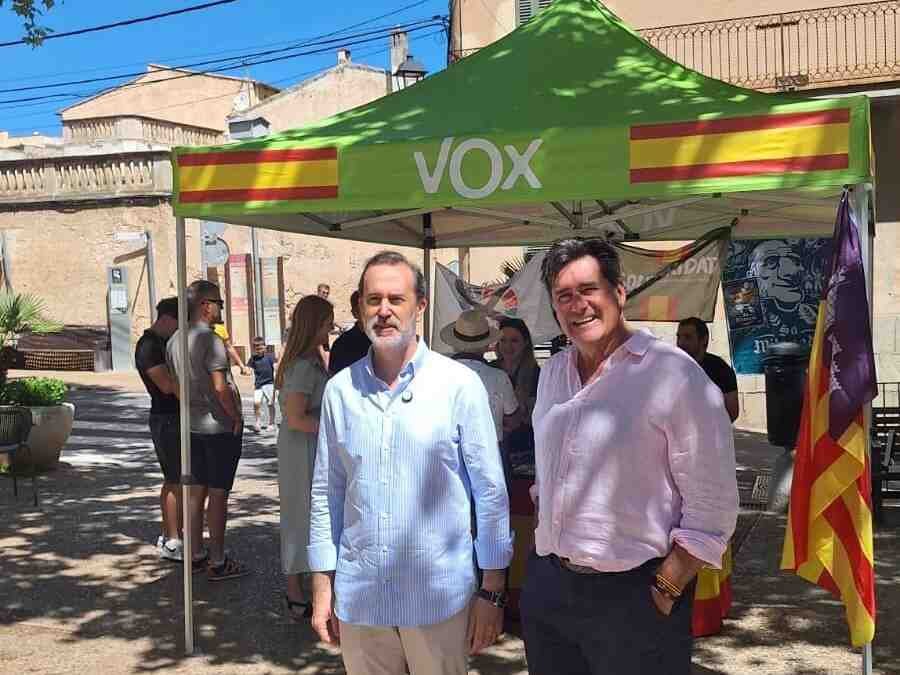 El coordinator de VOX en Capdepera, Misael Morate, junto al presidente del Parlamento balear, Gabriel Le Senne, bajo una carpa del partido