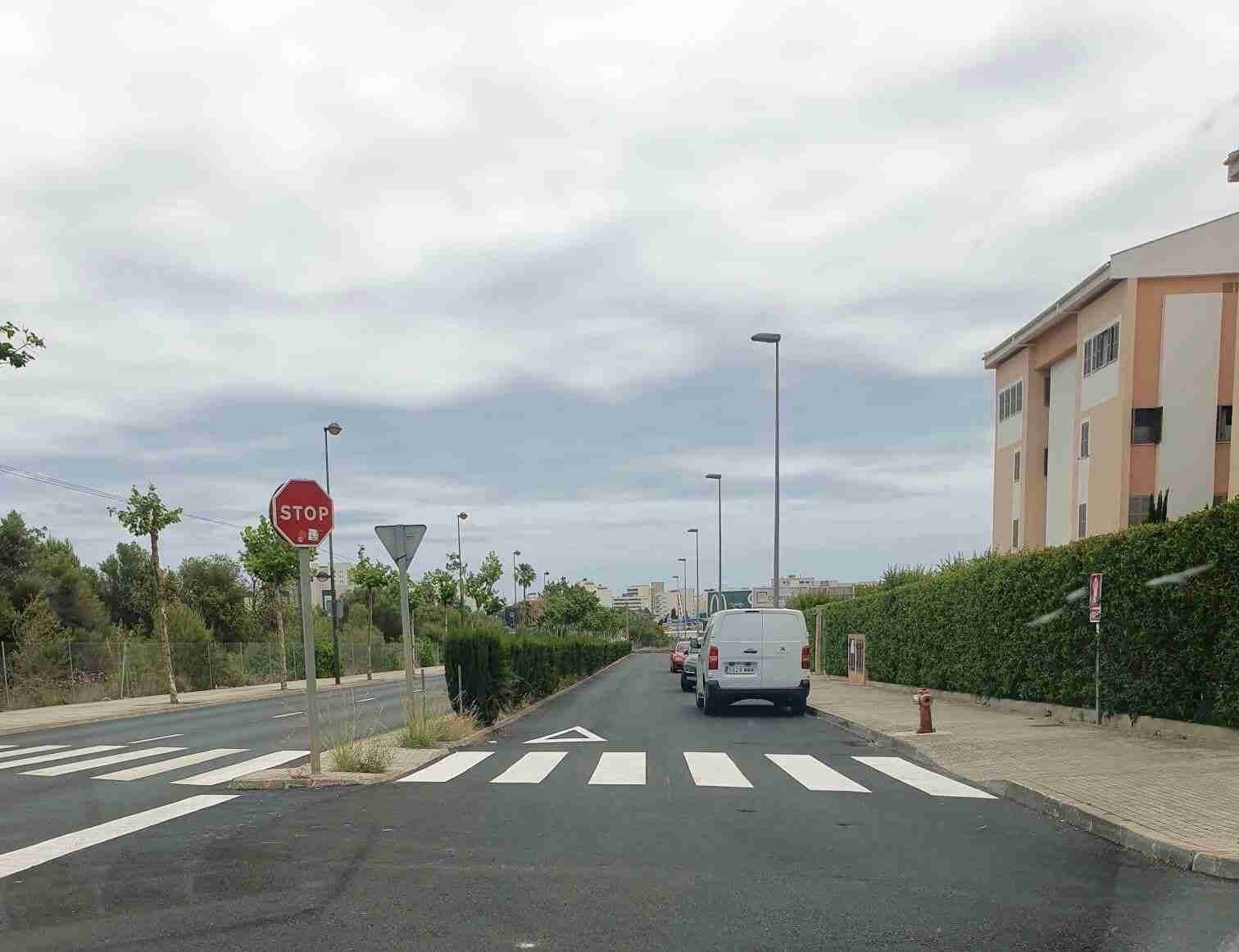 Calle recién asfaltada en Cala Millor con señalización horizontal blanca y furgoneta blanca aparcada