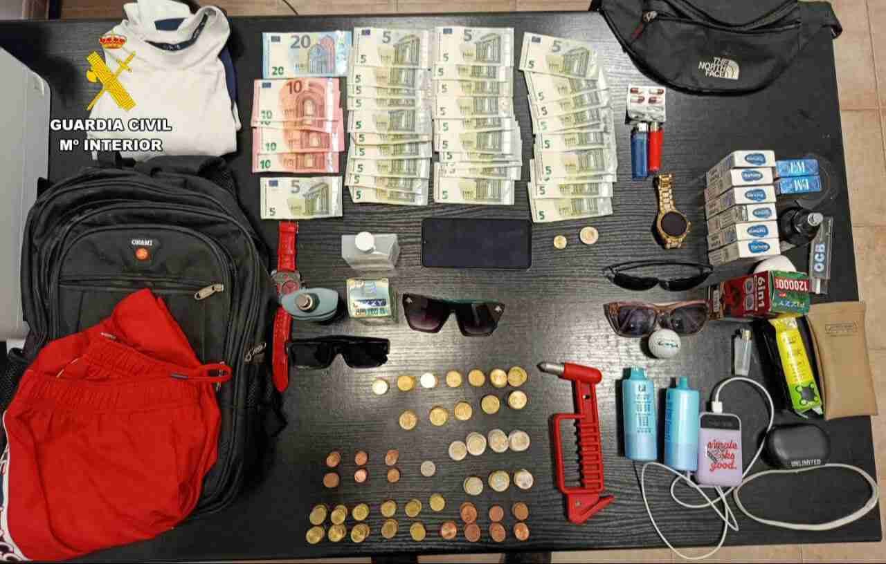 Efectos robados y dinero en efectivo intervenidos por la Guardia Civil a los MENAS argelinos detenidos