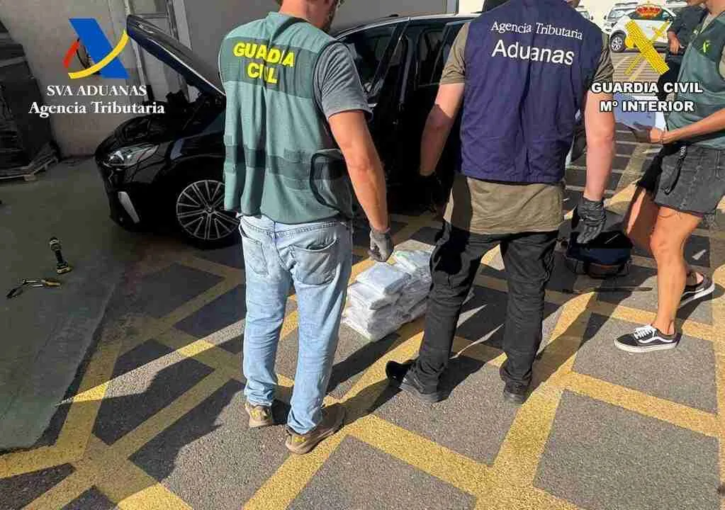 Agentes de la Guardia Civil y Vigilancia Aduanera registrando el coche donde se ocultaba la cocaína en Alcúdia