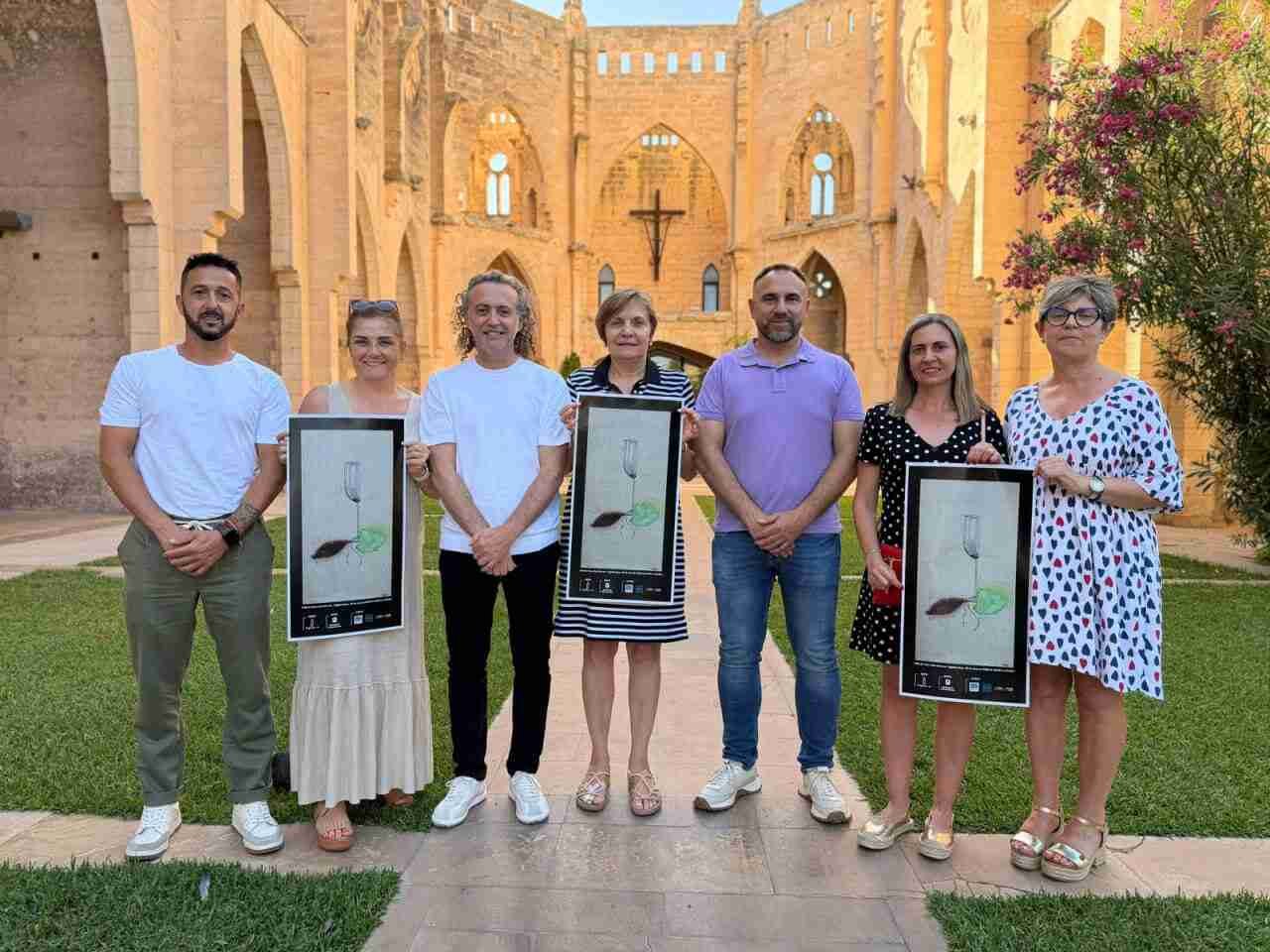 El equipo organizador y autoridades municipales durante la presentación de la X Noche de Vinos de Son Servera