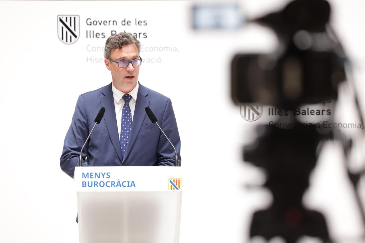 El vicepresidente primero y conseller de Economía, Hacienda e Innovación, Antoni Costa, en rueda de prensa