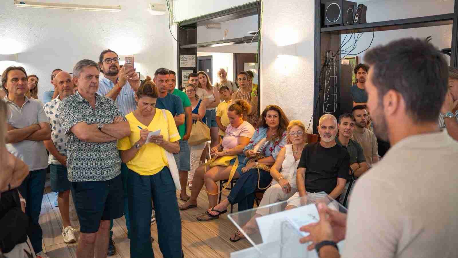 n grupo numeroso de personas asiste de pie y sentadas a la presentación política de Coalició per Mallorca en el interior del Bar Mavi