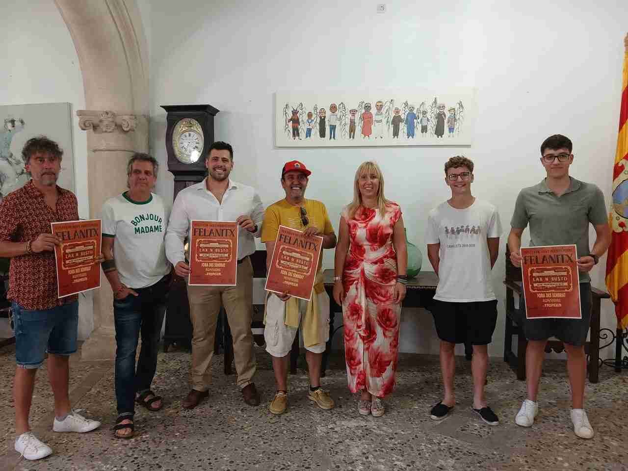 Representantes institucionales y músicos posan con el cartel del concierto de Lax'n'Busto en Felanitx