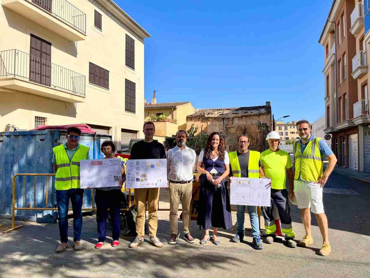 El alcalde de Manacor, Miquel Oliver, y la delegada de Urbanismo, Núria Hinojosa, junto al equipo técnico durante la presentación de las obras