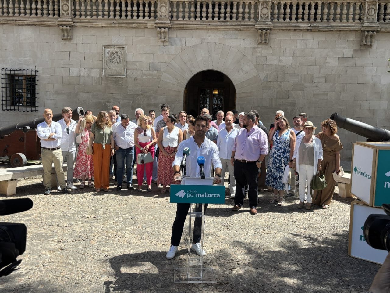 Pere Sánchez Lendínez interviene en un atril durante su presentación política arropado por miembros de la formación