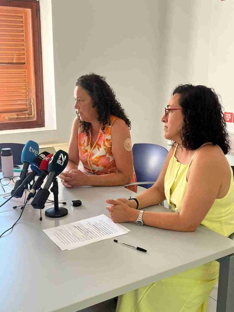 Catalina Cladera y Juana M. Adrover durante la comparecencia ante los medios de comunicación