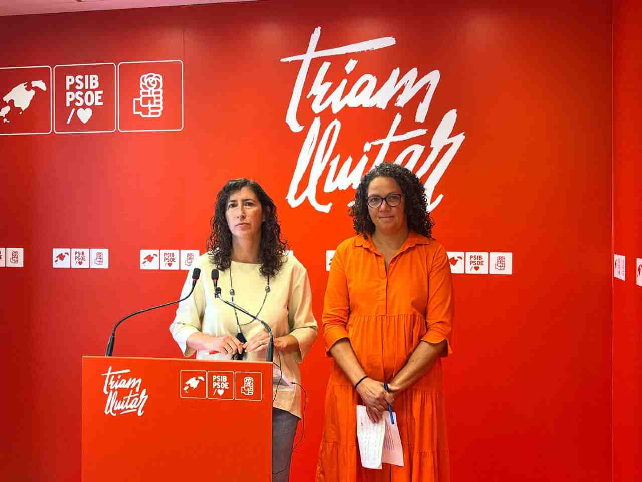 Catalina Cladera y Amanda Fernández en la sede del PSOE durante una comparecencia política