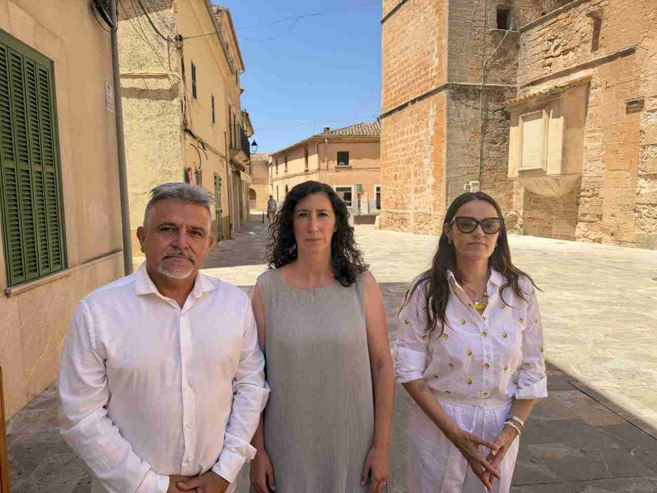 Tino Davia, Amanda Fernández y Marga Fullana posan juntos tras anunciar la reprovación a la alcaldesa de Santanyí