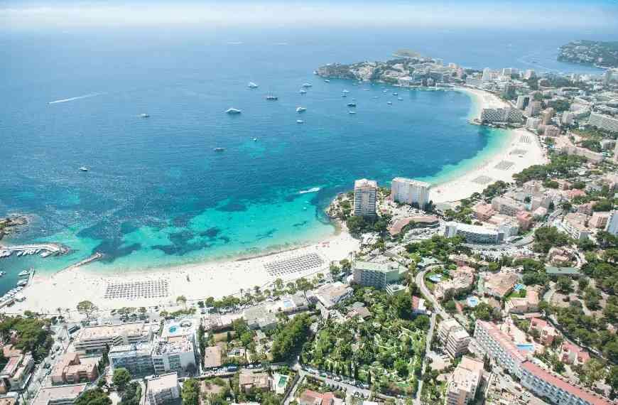 Panorámica aérea de la playa de Palmanova en el municipio de Calvià