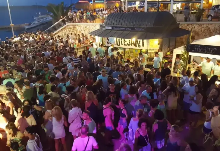 Gran multitud de personas congregadas en la calle durante una edición anterior del Tardeo de s'Illot