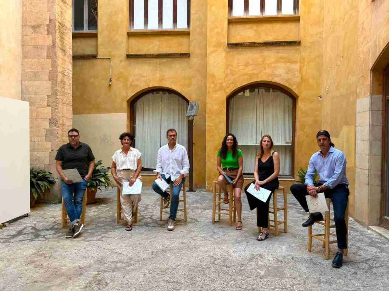 El alcalde de Manacor junto a todos los portavoces de los grupos municipales (PP, PSOE, VOX, MÉS-ERC, AIPC) sentados en un patio