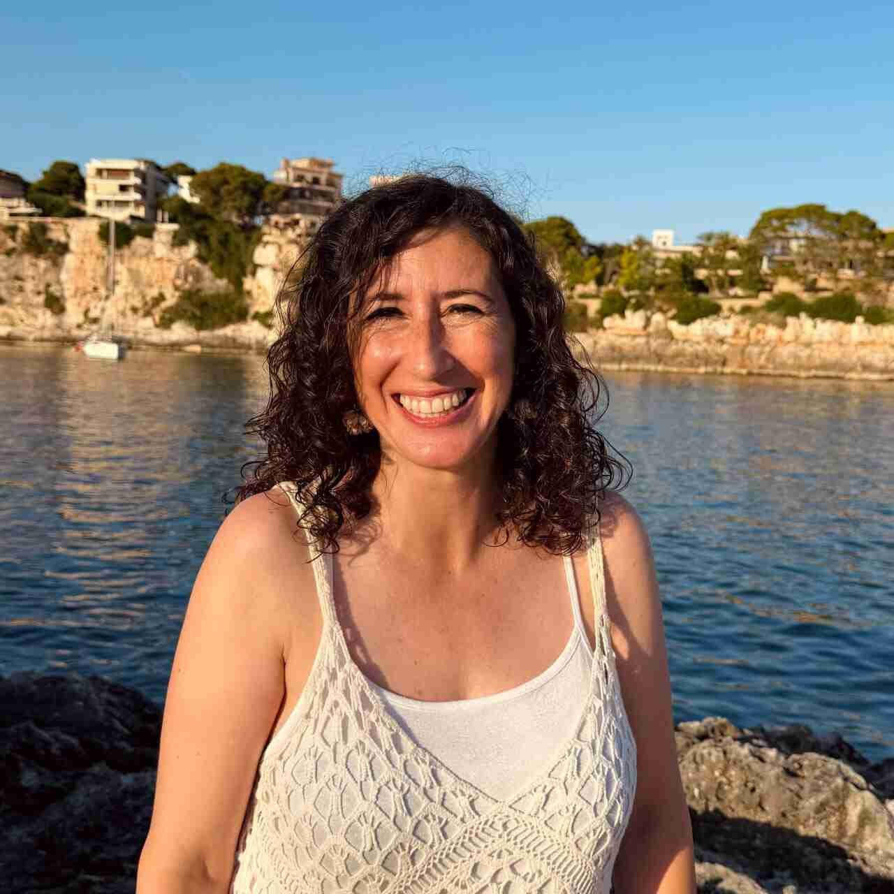Amanda Fernández Rubí sonriendo en la costa de Porto Cristo tras postularse a las primarias