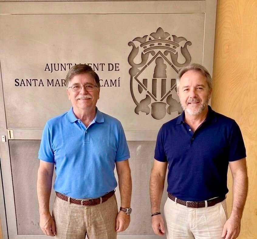 Antonio Torres y José Antonio Rodríguez, coordinador y vicecoordinador de VOX en Santa María del Camí, posando frente al escudo del ayuntamiento