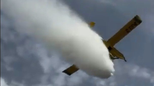 Avioneta antiincendios descargando agua sobre el fuego en el Puig de Sa Bassa