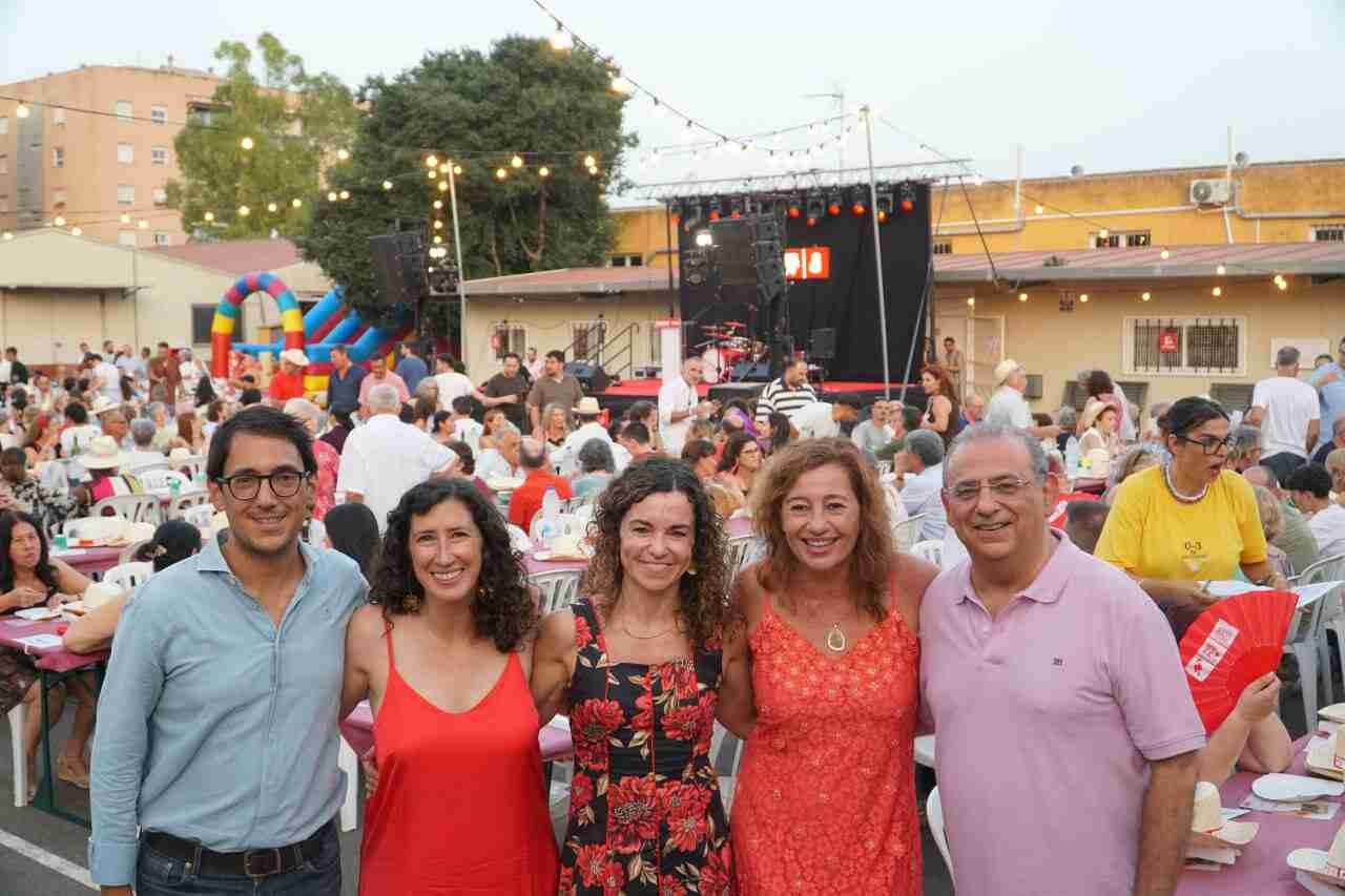 Cinco dirigentes de los Socialistas de Baleares posan sonrientes en el patio de la Cooperativa Jovent durante una cena al aire libre