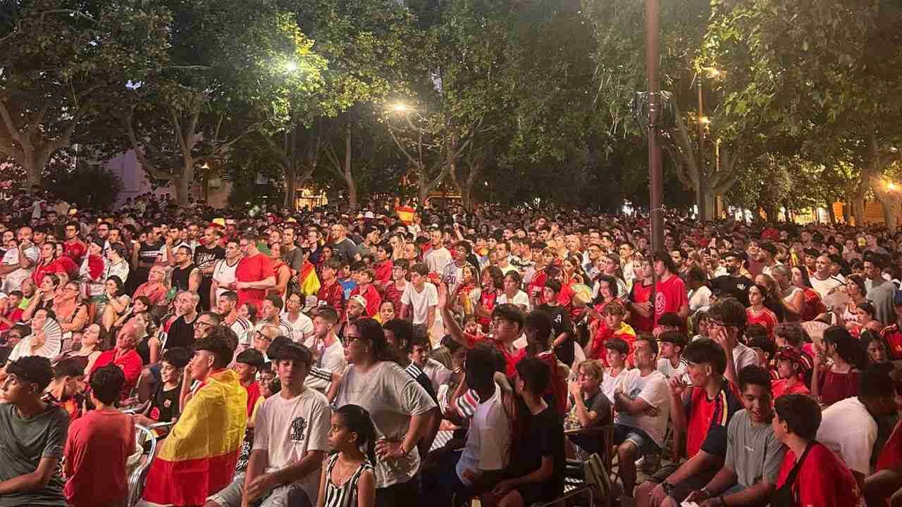 Centenares de aficionados reunidos en la plaza del Mercado de Manacor siguiendo la final del Mundial de Fútbol