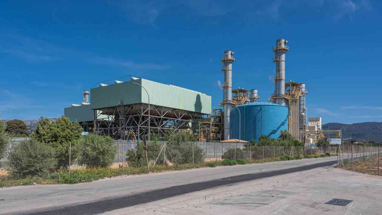 Instalaciones de la planta de Son Reus bajo un cielo azul