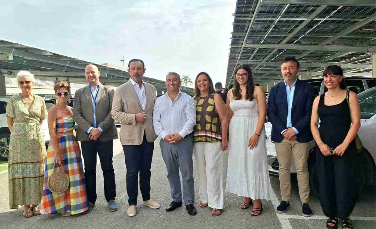 Autoridades y miembros del equipo directivo posan en el aparcamiento bajo las placas solares del Hospital de Inca
