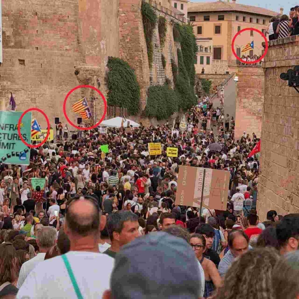 Vista panorámica de la multitud en Dalt Murada con círculos rojos marcando banderas esteladas