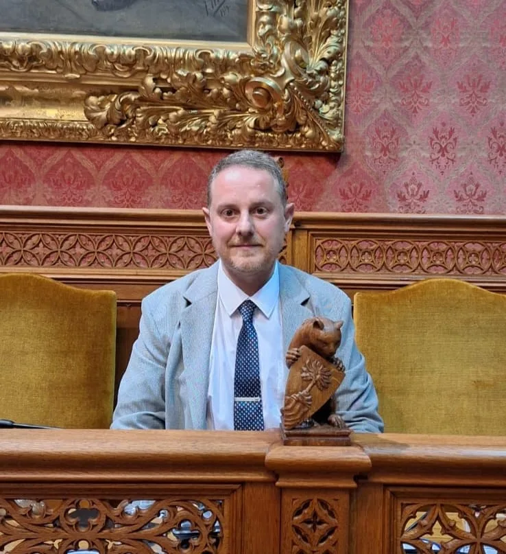 El portavoz adjunto de VOX, David Gil, sentado en su escaño de madera en el Consell de Mallorca