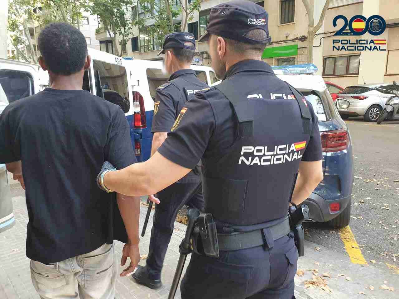 Dos agentes de la Policía Nacional conducen al detenido de origen colombiano en Palma