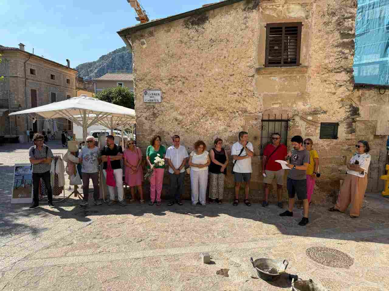 Asistentes reunidos en una calle de Pollença durante el acto institucional del Govern del PP para las llamadas piedras de la memoria