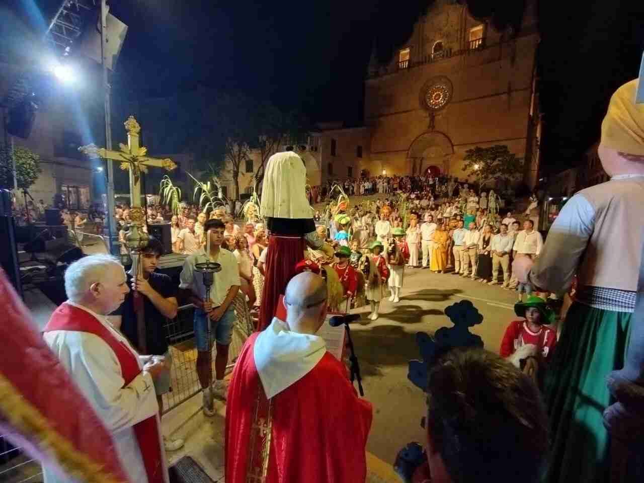 Celebración tradicional de las Fiestas de Santa Margalida en Felanitx frente a la iglesia