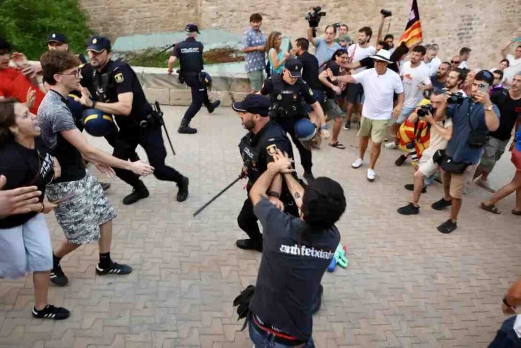 Forcejeo directo entre un manifestante y un agente de la Policía Nacional durante las cargas