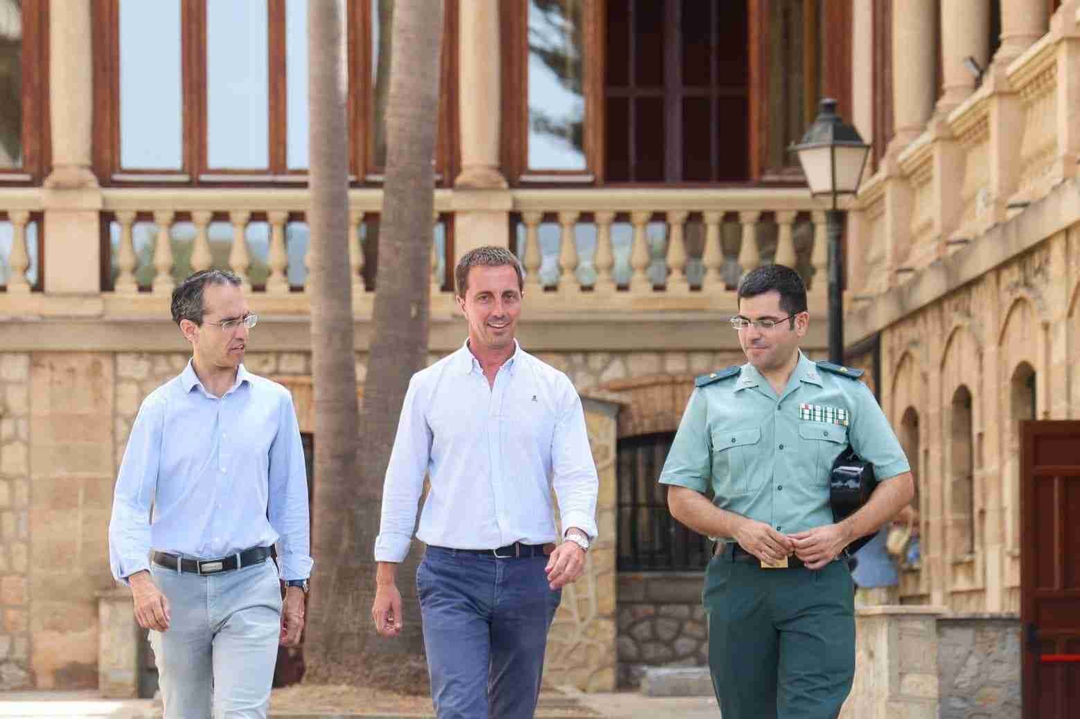 Guillermo Sánchez, Llorenç Galmés y el comandante David Navarro caminando juntos en las Germanetes