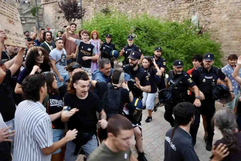 Agentes de la Policía Nacional abriéndose paso entre los manifestantes