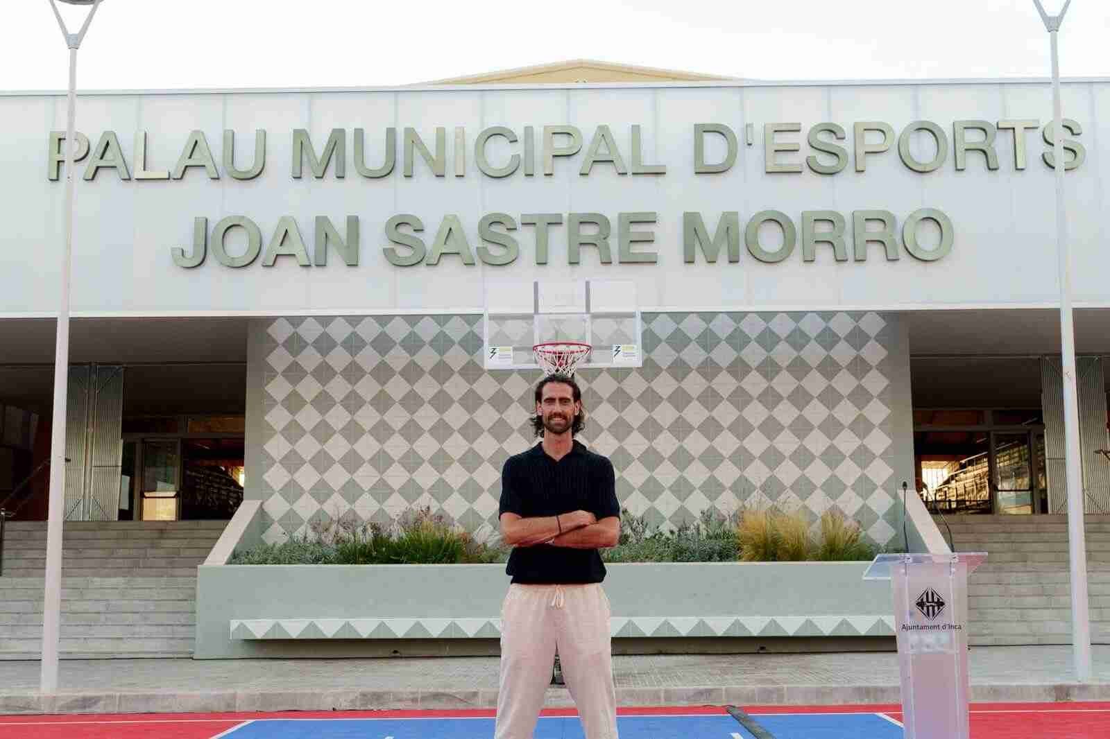 El jugador de baloncesto Joan Sastre posa frente a la fachada del Palacio Municipal de Deportes de Inca con su nombre