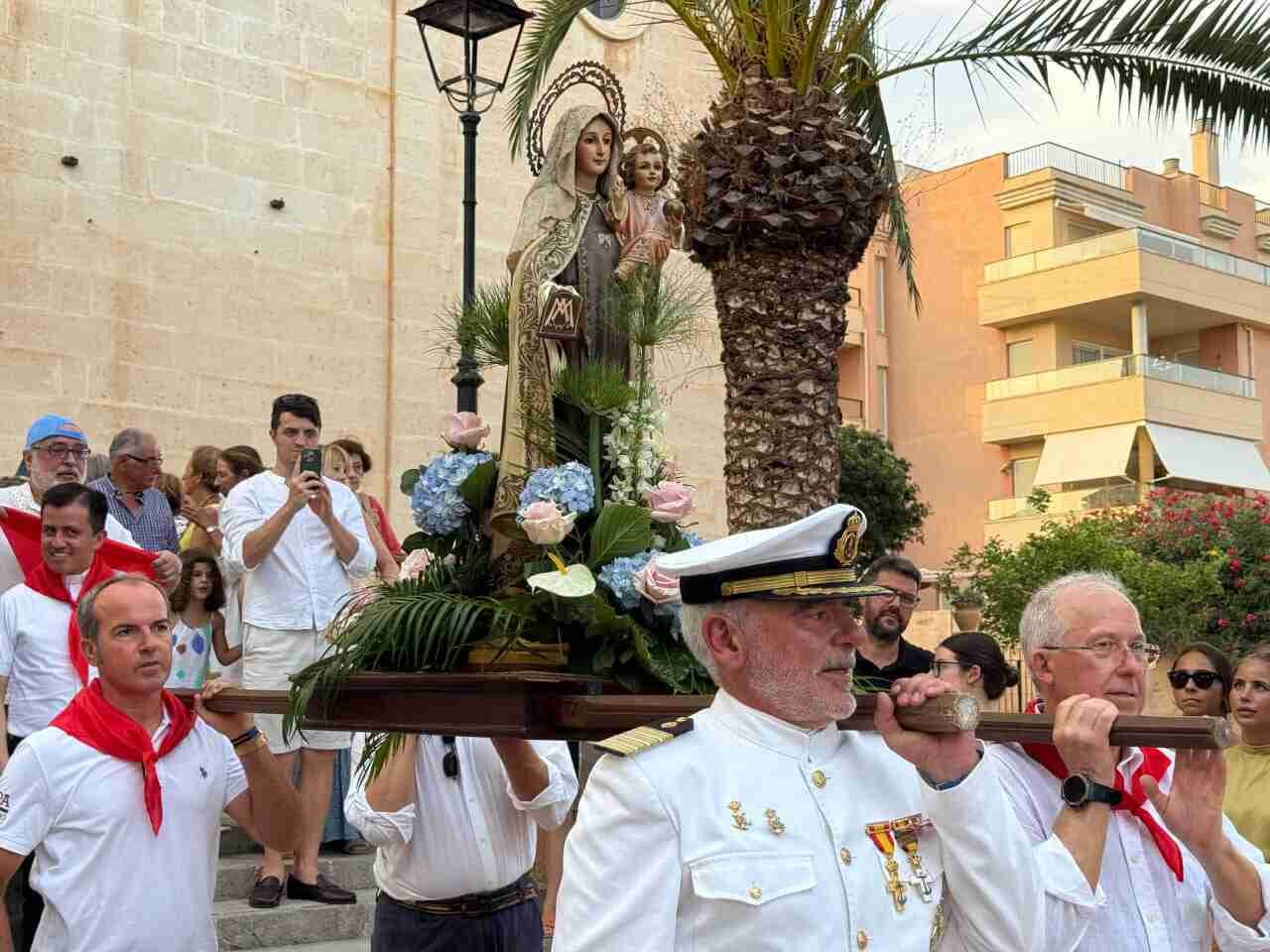 La imagen de la Virgen del Carmen saliendo a hombros de la iglesia de Porto Cristo