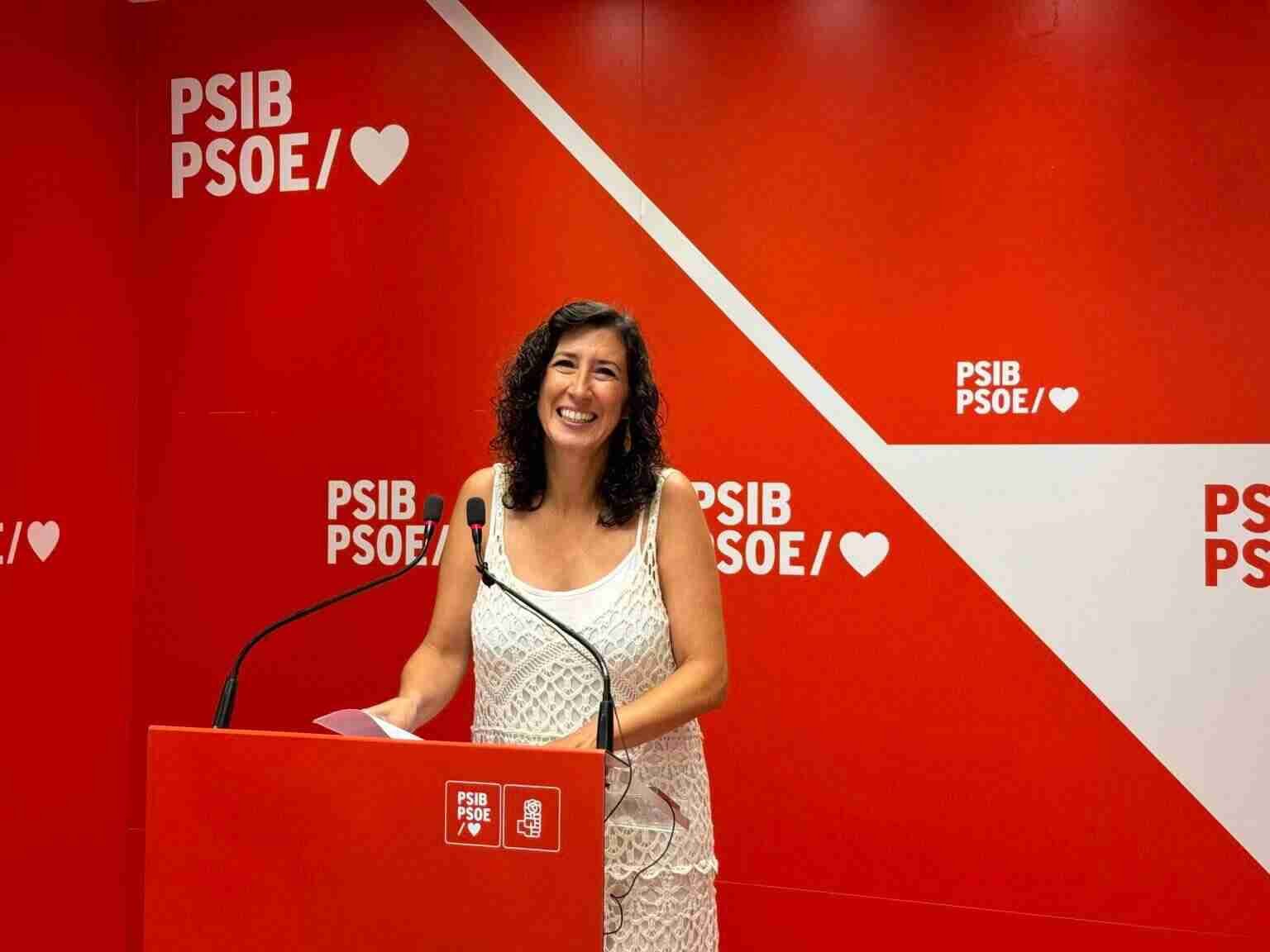 Amanda Fernández en el atril de la sede con el logotipo del PSIB-PSOE