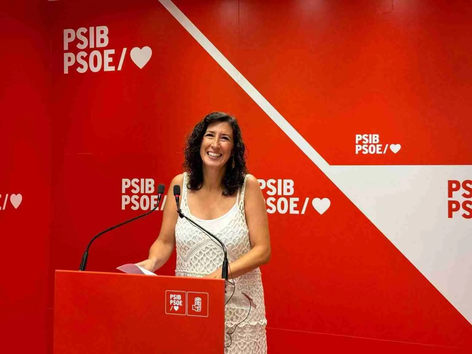 Amanda Fernández en el atril de la sede con el logotipo del PSIB-PSOE